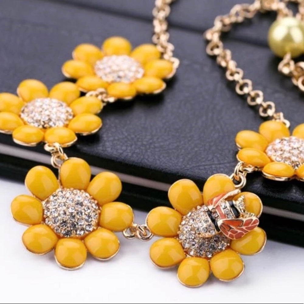 Swarovski Bee Happy Daisy Necklace New With Tags